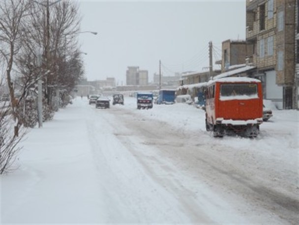 بارش برف و شهر ورزقان/تصویری