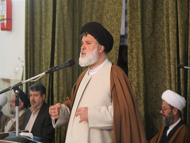 علما امینان جامعه هستند/ مردم به علمای دینی عشق می ورزند