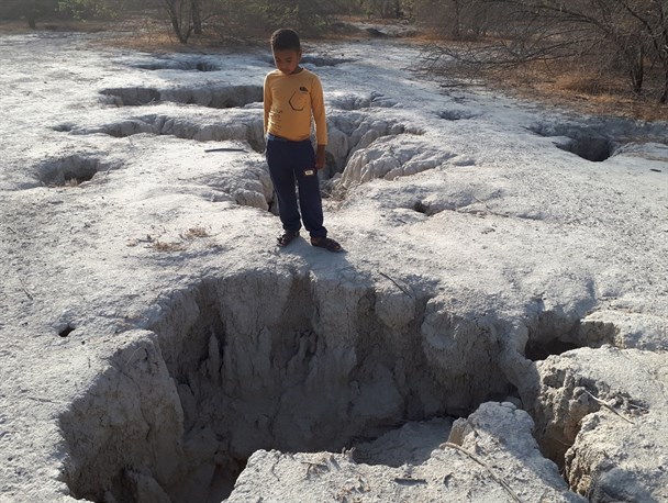 سونامی فروچاله و خشکسالی در دشت روستای" چلوگاومیشی"+تصاویر