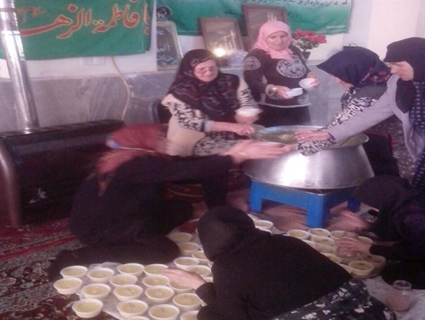 پخت و توزیع شله زرد نذری برای بیش از 500 نفر در روستای جیجانکوه