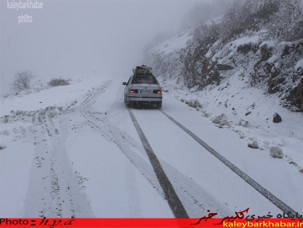 بارش برف گردشگران و مسافران نوروزی را در کلیبر غافلگیرکرد