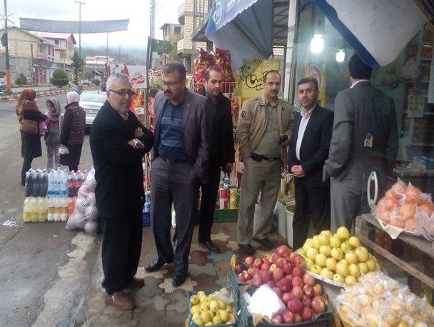 بازدید سرزده مسئولین از بازار بخش رانکوه/نظارت بر قیمت ها و تذکرات لازم  بهداشتی به فروشندگان