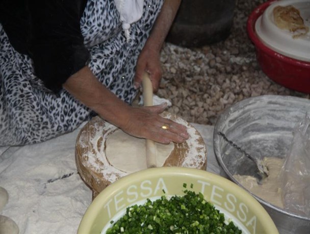 استقبال از مهمانان نوروزی با نان و دوغ محلی در "باینگان"