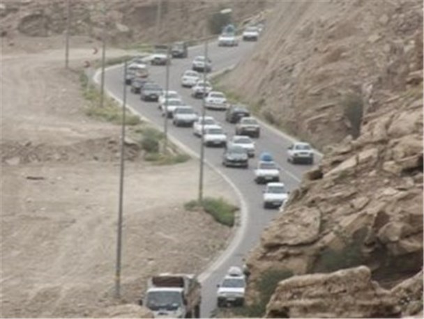 تردد در ۵  محور استان همدان با زنجیر چرخ امکان پذیر است/رانندگان تجهیزات زمستانی همراه داشته باشند