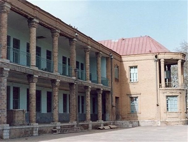 خیرین برای مرمت دبیرستان امام(ره) بروجرد مشارکت می کنند/اعتبارات سازمان برای نگهداری آثار تاریخی محدود است