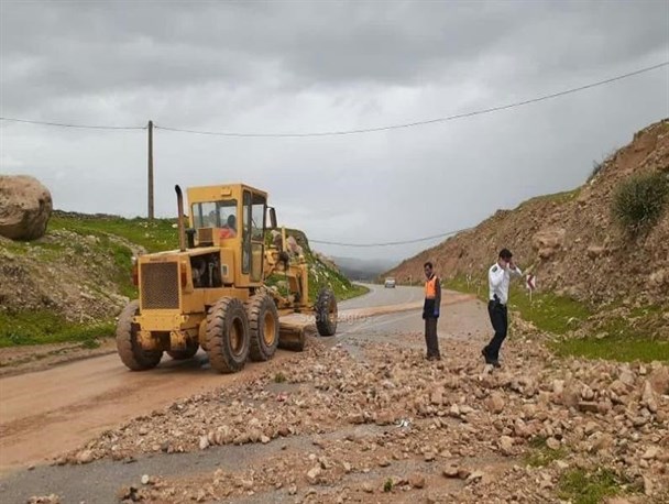 بازگشایی محور مسدود شده دهدشت-قلعه دختر بر اثر ریزش کوه