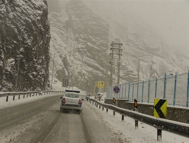 بارش برف در محورهای بروجرد/ازسفرهای غیرضروری خودداری شود