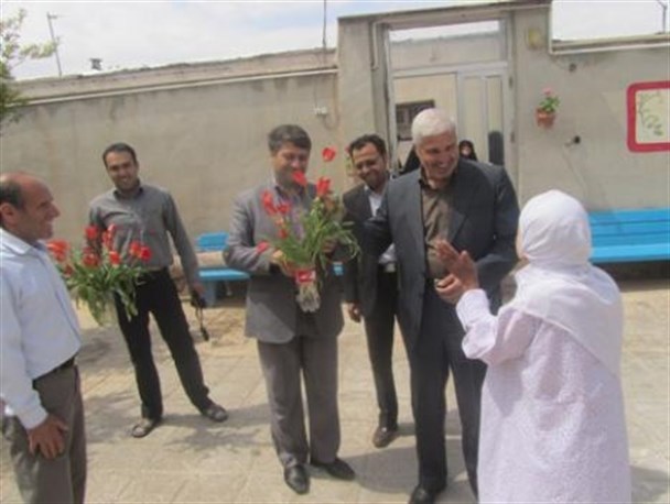 دیدار جمعی از مسئولین وورزشکاران با مادران سالمند درمرکزگوهر شهرستان قاین+تصاویر