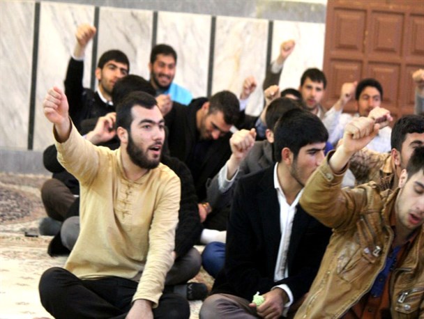 در اعتراض به جنایات آل سعود طلاب و فضلای حوزه علمیه امام صادق شهرستان اهر