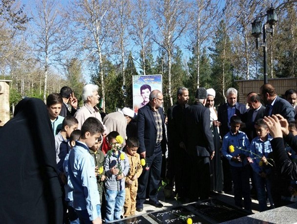 برگزاری مراسم بزرگداشت پدران آسمانی در گلزار شهدای شهرستان نهاوند+ تصاویر