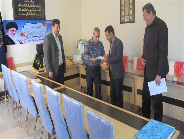 تجلیل از فعالان و خادمین امر برپایی نماز در کمیته امداد اسلام آبادغرب+ تصویر