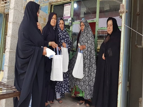 توزیع کیسه پارچه ای نخی رایگان بین شهروندان آب پخش+تصاویر