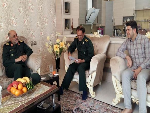 دیدار جانشین نیروی زمینی سپاه با خانواده شهید دلفان