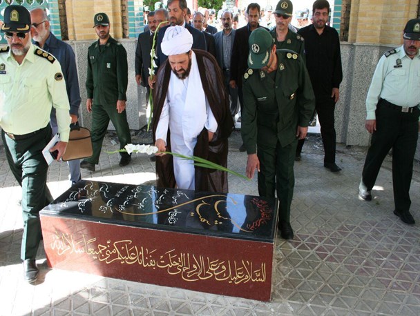 بازدید مسئولان از یادمان شهدای گمنام آشتیان