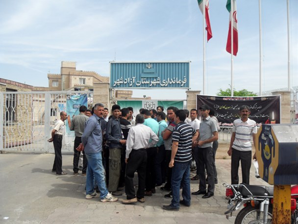 تجمع کارگران کارخانه آجر ماشینی آزادشهر در جلوی فرمانداری