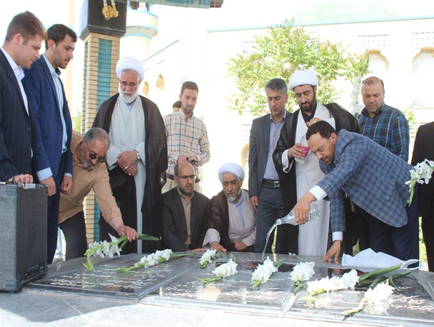 مراسم غبار روبی مزار شهدای گمنام توسط دانشگاهیان اردبیل