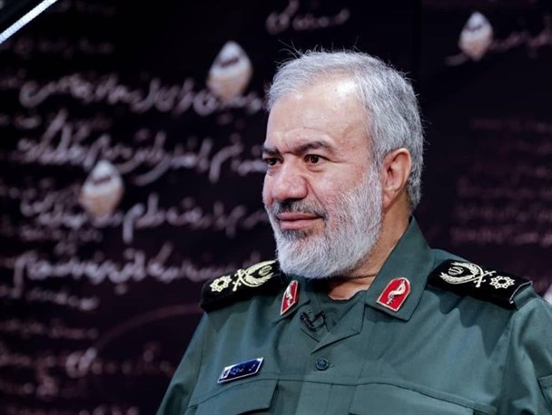 برخی مسئولان طبق قاعده دشمن مشکلات را حل می‌کنند