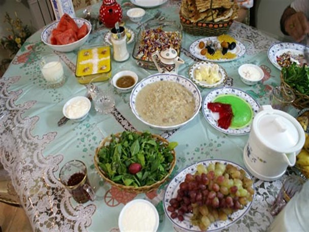 سفره های افطار با رنگ و بوی تجملات