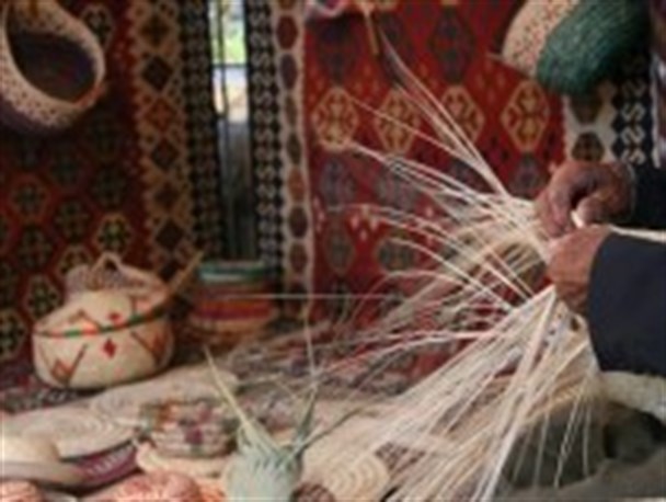 گلایه کارآفرین صنایع دستی از وعده های بر زمین مانده مسئولین/ هیچ حمایتی از تولیدکننده در استان نمی شود