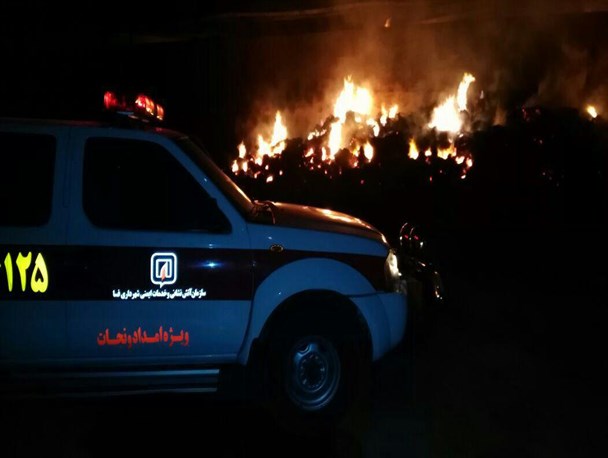 آتش سوزی گسترده یک انبار علوفه در شهر ششده فسا+ عکس