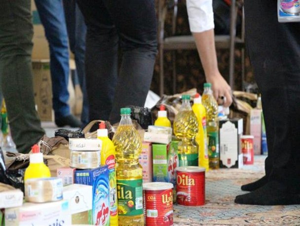 اقدام «آتش به اختیار» جوانان محلاتی/توزیع ۱۵ سبد غذایی ویژه محرومین به یاد شهدا در محلات