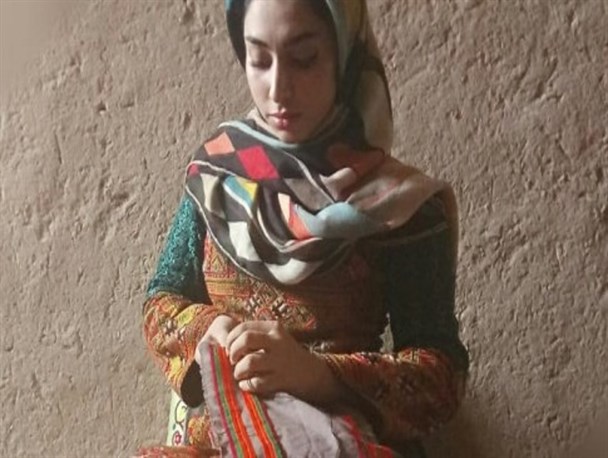 جادوی هنر در دستان دختر موفق سراوانی/بازارهای جهانی در تصرف زیور آلات سوزن دوزی شده بلوچی است
