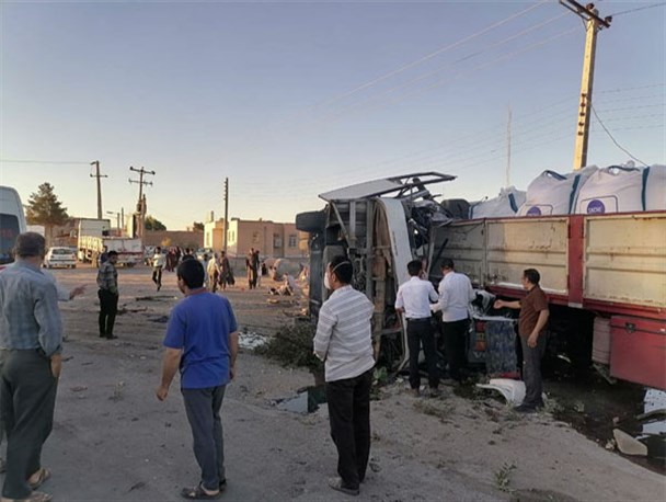 واژگونی اتوبوس با ۳۲ مسافر در ورودی روستای دهشیر/ آمار دقیق مجروحان هنوز مشخص نیست