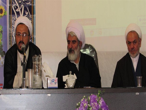 امام جمعه بادرود: نقش برجسته تریبون نماز جمعه در خنثی شدن فتنه های ۷۸ و ۸۸/ امام جمعه موقت بادرود: مدیران کم کار در نماز جمعه استیضاح شوند