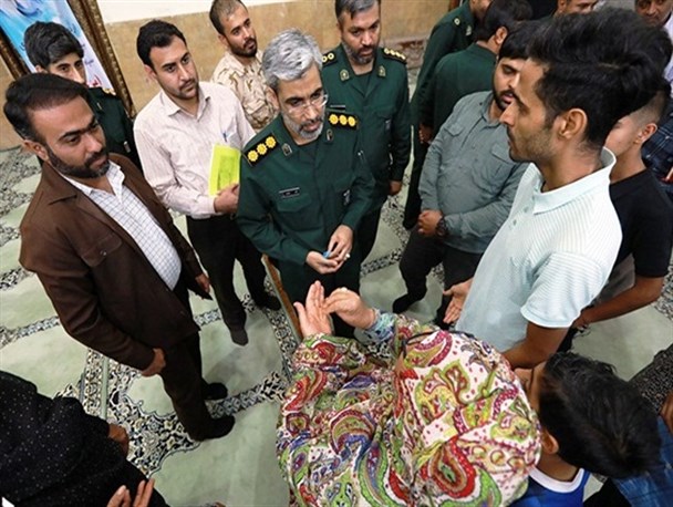 برپایی میز خدمت بسیج با حضور فرمانده سپاه استان در محله اسلام آباد بندرعباس