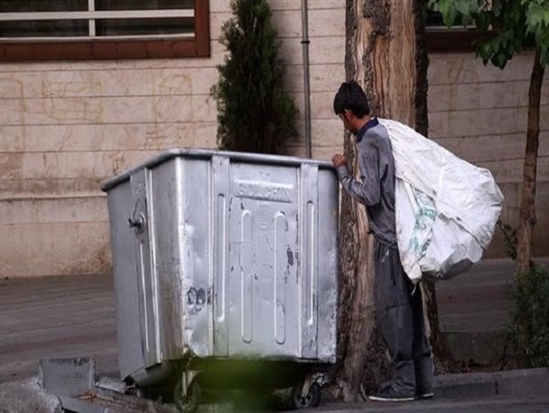 دولت زمینه اشتغال مناسب زباله‌گردها را فراهم کند/ ضرورت مقابله با واسطه‌گران خرید زباله‌