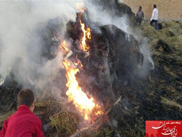 آتش سوزی گسترده انبار علوفه در چالدران مهار شد+عکس