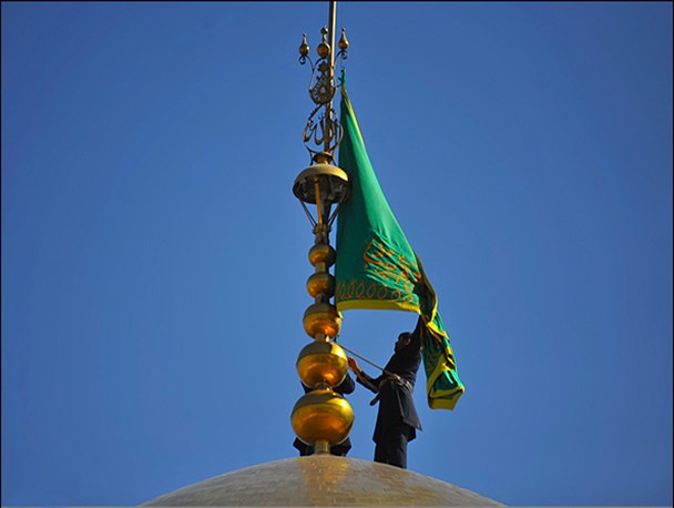 تعویض پرچم حرم امام رضا علیه السلام+تصاویر
