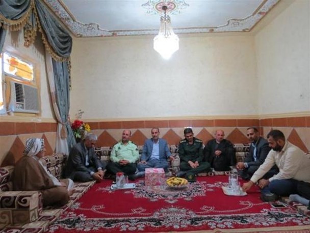 مسئولان شهرستان حمیدیه در هفته دولت به دیدار خانواده شهدا رفتند