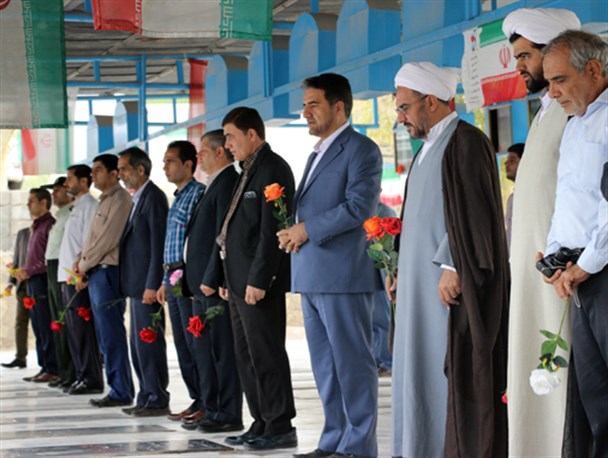 غبارروبی و گل افشانی قبور مطهر شهدا در قیر