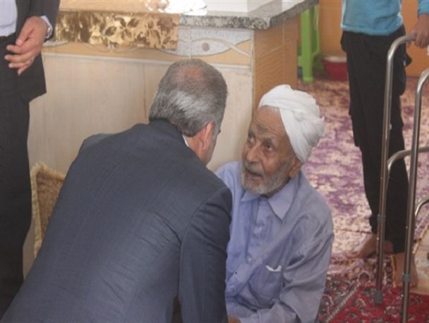 دیدار جمعی از مسئولین کنگانی با خانواده شهدای کارمند/ تصاویر