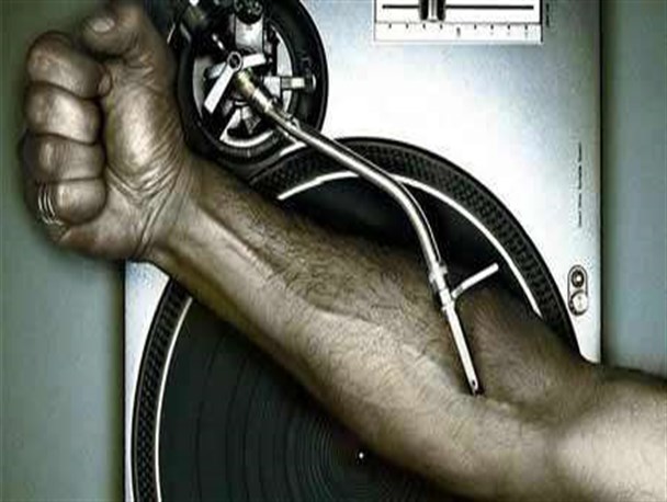 تداوم حیات شبه‌ترانه‌هایی که به رغم انحطاط جوانان تولید می‌‌‌شوند!/ سردار مومنی: الزام مقابله با آثار مشوق مصرف مواد مخدر