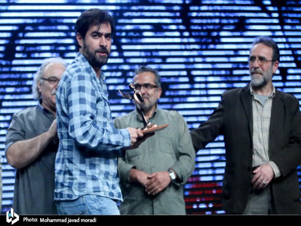 شهاب حسینی: تندیس خود را به فرزندان شهید بابایی تقدیم می کنم/ خاطره غم انگیز همسر شهید اقبالی/ رونمایی از سردیس مرحوم سلحشور/ تقدیر از نادر طالب‌زاده، جعفر دهقان و شرف‌الدین+اسامی برگزیدگان
