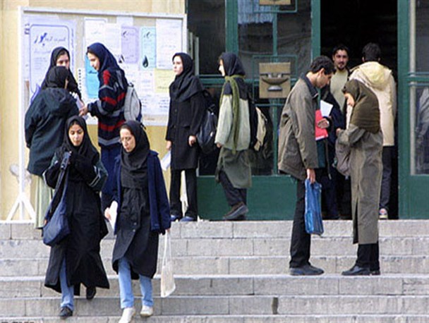 چه کسی آیین نامه پوشش در دانشگاه را اجرا می کند؟