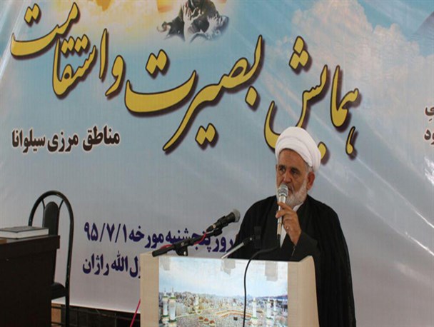 دفاع مقدس ، سربلندی انقلاب اسلامی در مقابل دنیا می باشد