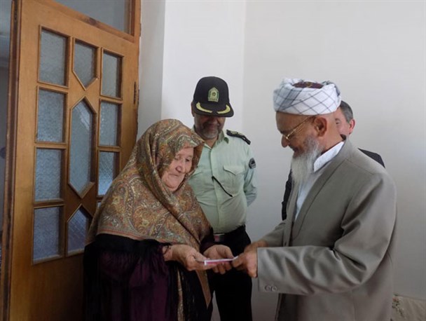 تجلیل مسئولین گمیشانی از خانواده شهدا + تصاویر