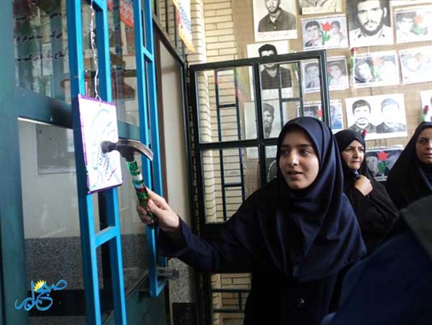 زنگ بازگشایی مدارس به دست فرزند شهید در رابر نواخته شد