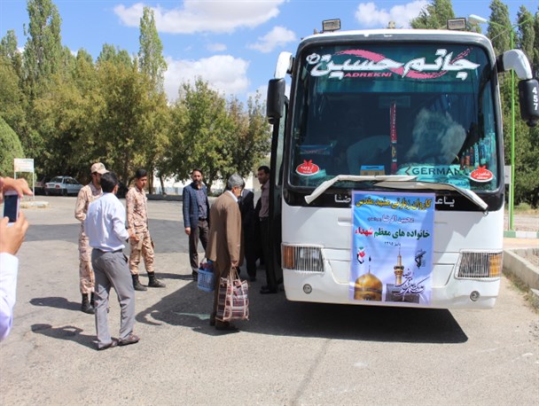 اعزام خانواده های معظم شهدا شاهین دژ به مشهد مقدس / تصاویر