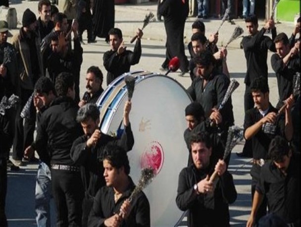 عزاداران حسینی در شهرستان قرچک نماز ظهر عاشورا را با شکوه و عظمت اقامه کردند