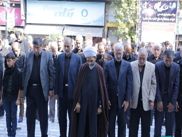 برپایی نماز ظهر عاشورا در مرکز شهر + تصاویر