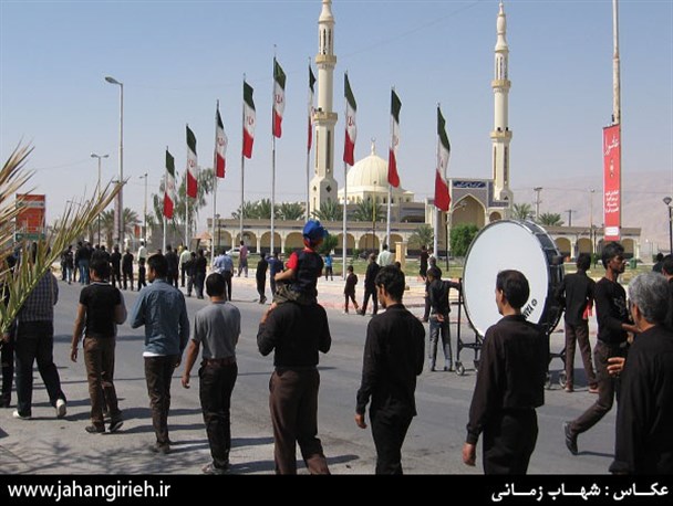 تصاویر اقامه نماز ظهر عاشورا در بستک