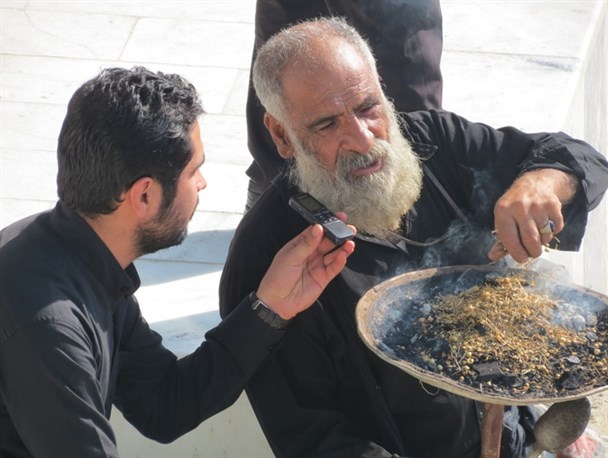 بیش از ۱۰ ساله که به عشق حسین در عزای حسین پابرهنه اسپند دود می کنم