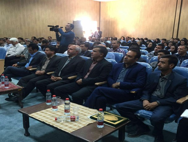امام جمعه بافت: چرا نجومی بگیران را تطهیر می کنید/ مدیر کل تعاون، کار ورفاه اجتماعی: این حقوقها قانونی بوده است