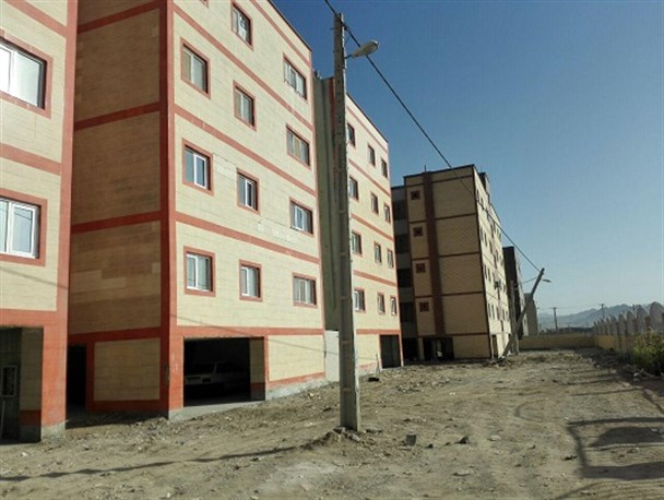 تیربرق شکسته میهمان ناخوانده بر روی سر شهروندان/ از سرگردانی تیربرق ها در وسط خیابان تا شکسته شدن تیر برق در مجتمع ولایت زاهدان