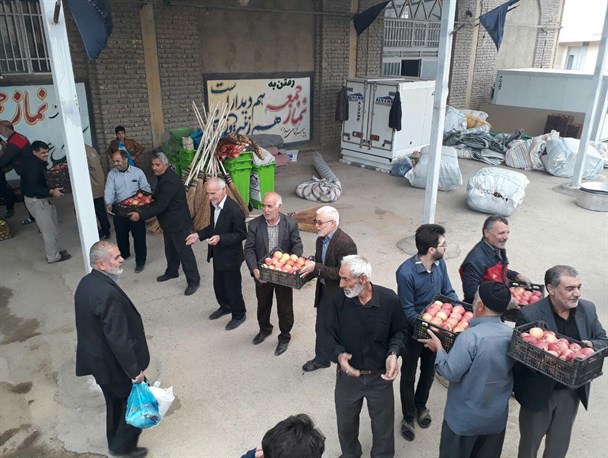 گزارش تصویری از بارگیری موکب آیت الله بهاری شهرستان بهار برای عزیمت به کربلای معلی
