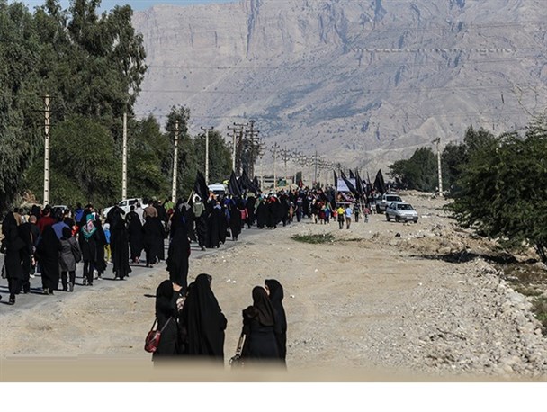 خیل جمعیت در قدمگاه امام رضا (ع) بهبهان / بزرگترین پیاده روی جنوب کشور برگزار می شود